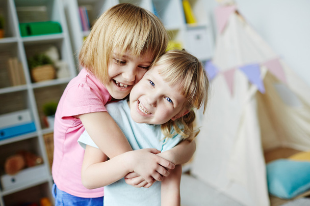 Mädchen umarmt ihre Schwester - Foto, Bild