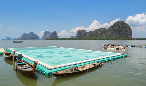 Campo de fútbol verde flotante en la isla de Panyi, Tailandia
 - Foto, imagen