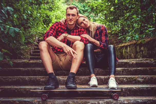 Casual jeune couple posant sur footway
 - Photo, image