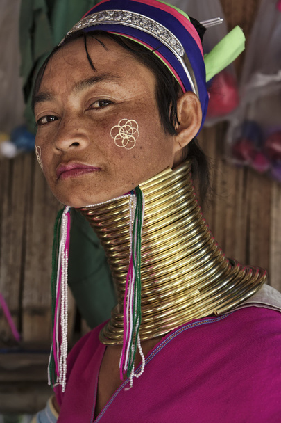 Tailândia, Chiang Mai, Karen Long Neck aldeia tribo colina (Kayan Lahwi), mulher de pescoço longo em trajes tradicionais. As mulheres colocam anéis de latão no pescoço quando têm 5 ou 6 anos e aumentam o número
 - Foto, Imagem