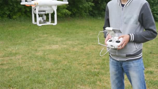 Człowiek kontroluje quadrocopters - Materiał filmowy, wideo