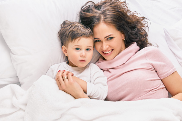 Mère jouant avec son fils sur le lit
 - Photo, image