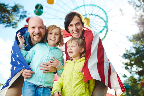 gelukkige familie met Usa vlag - Foto, afbeelding