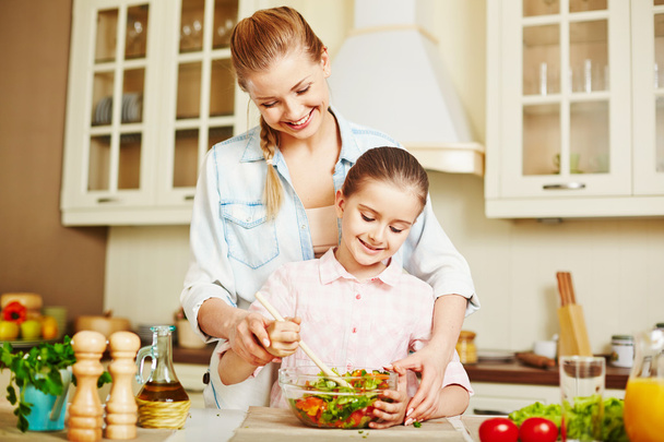 Chica cocinando con madre
 - Foto, imagen