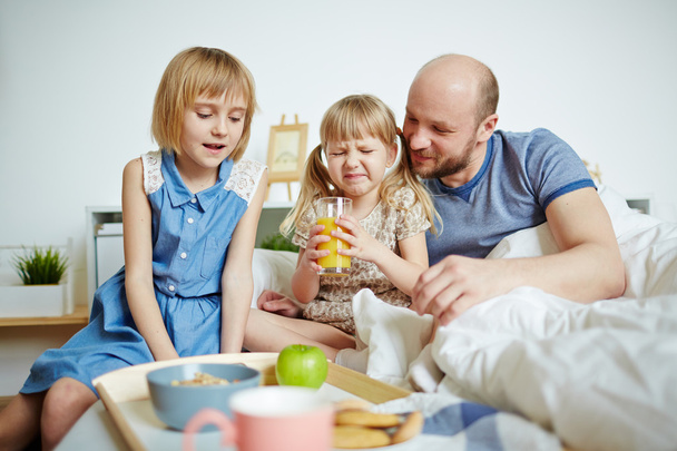 pai e filhas com café da manhã
 - Foto, Imagem
