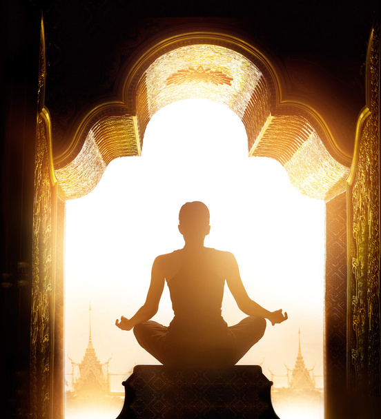 Женщина медитировала у золотой арки святилища утром
 - Фото, изображение