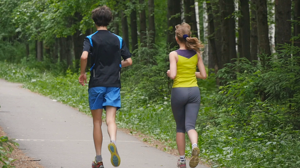 Glückliches Paar beim Joggen im Park, Zeitlupe - Filmmaterial, Video