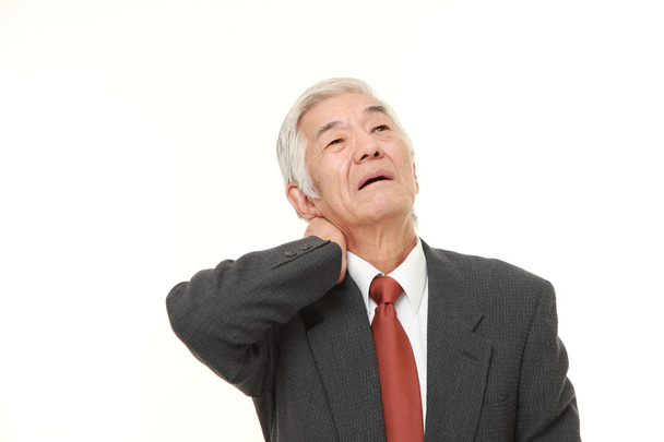 senior Japanese businessman suffers from neck ache - Foto, afbeelding