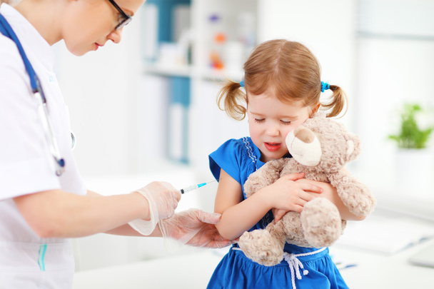 Doctor holds an injection vaccination child - Zdjęcie, obraz