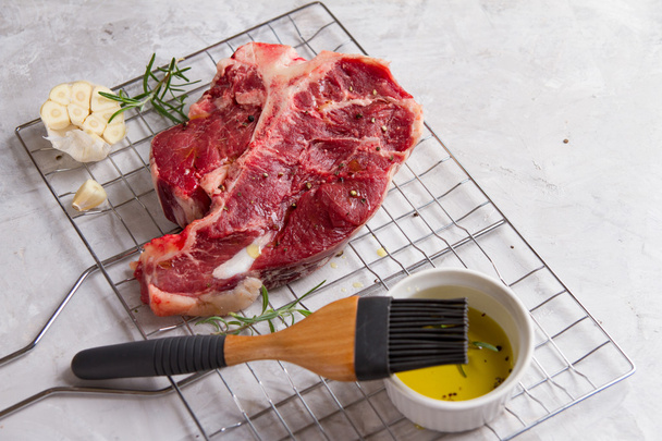 Thick raw T-bone steak for grill - Foto, Bild