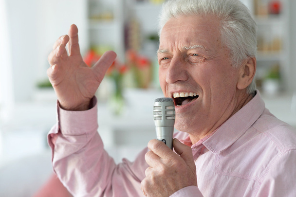 Senior man singing - Фото, изображение