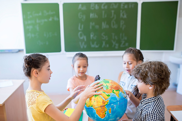 Enfants avec globe dans la salle de classe
 - Photo, image