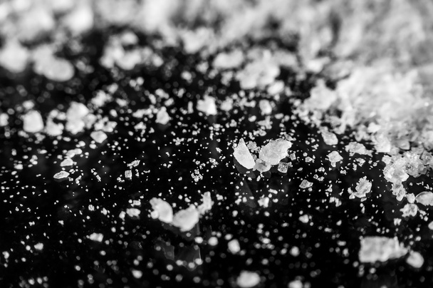 Cristales de sal esparcidos sobre un fondo negro
 - Foto, imagen