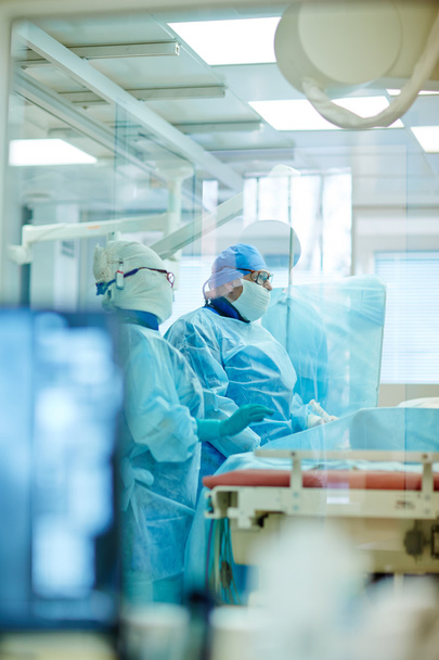 surgeon performing operation  - Zdjęcie, obraz