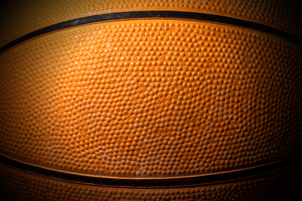Κοντινό πλάνο παλιό μαύρο και πορτοκαλί μπάσκετ - Φωτογραφία, εικόνα