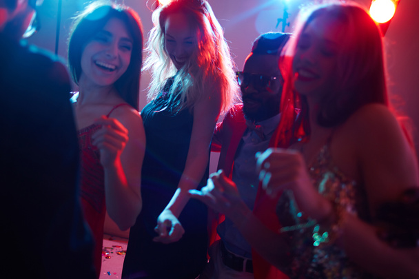  Arkadaş grubu dans şampanya - Fotoğraf, Görsel