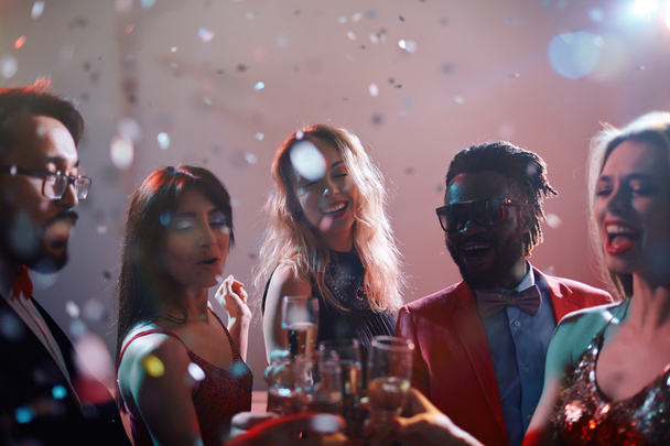 Gente brindando con champán - Foto, Imagen