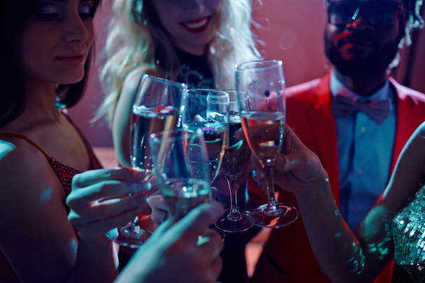 Lidé si připíjejí se šampaňským - Fotografie, Obrázek