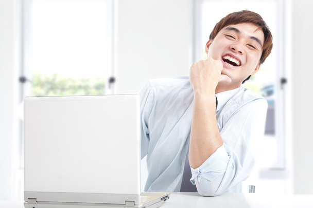 Uomo d'affari felice che lavora con il computer in ufficio
 - Foto, immagini