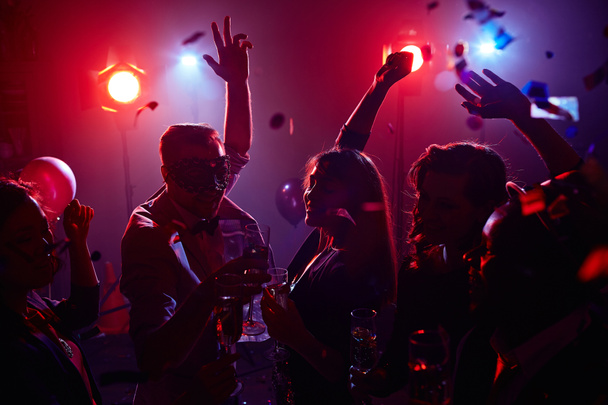 ihmiset tanssivat samppanjan kanssa
 - Valokuva, kuva