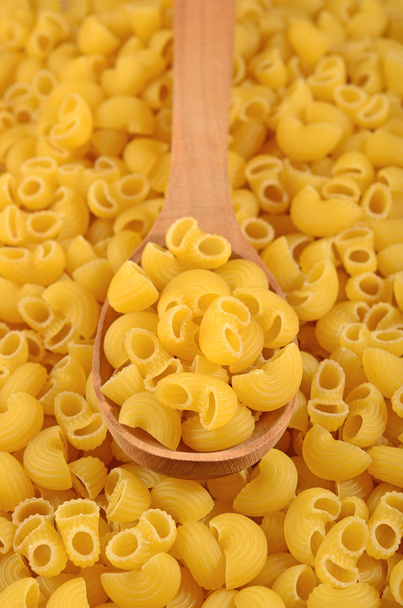 Pipa de pasta italiana sin cocer rigate en una cuchara
  - Foto, Imagen