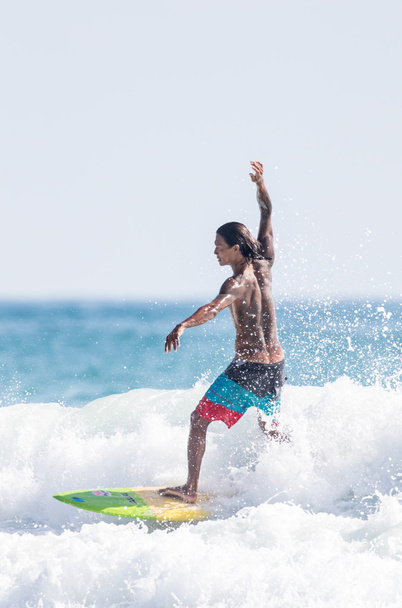 phuket - juni 06: unidentifizierter surfer in aktion beim fangen von wellen in der regenzeit am kata beach phuket am 06. juni 2016 in kata beach, phuket, thailand. - Foto, Bild