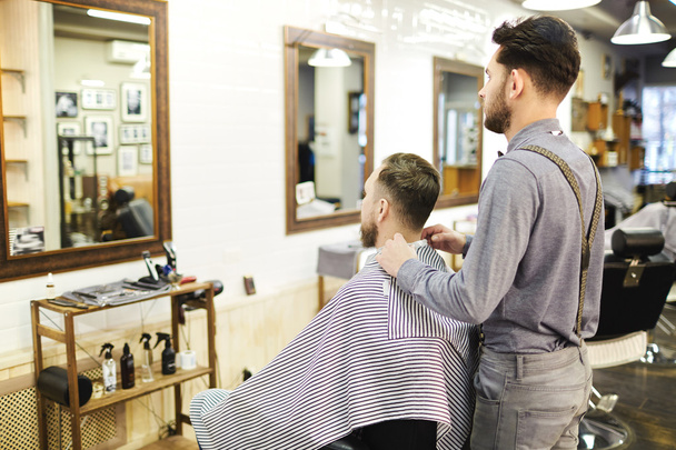 hombre visitando barbería
 - Foto, imagen