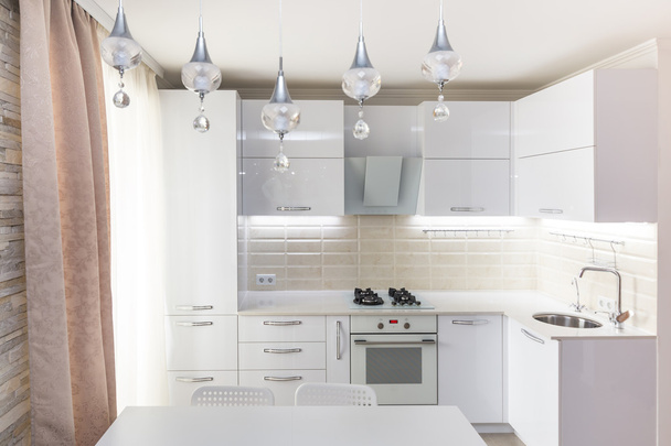Witte moderne glanzende keuken  - Foto, afbeelding