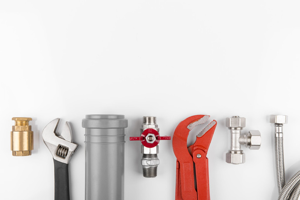 outils et équipements de plomberie sur blanc avec espace de copie
 - Photo, image