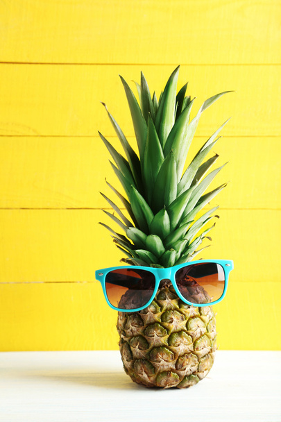 Ripe pineapple with sunglasses - Foto, Imagem