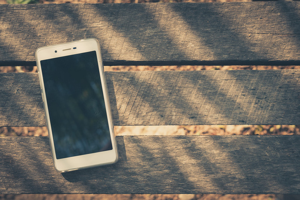 smartphone sobre mesa de madera
 - Foto, imagen