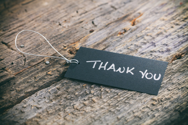木製の背景のひもと「ありがとう」の本文タグを価格のクローズ アップ - 写真・画像