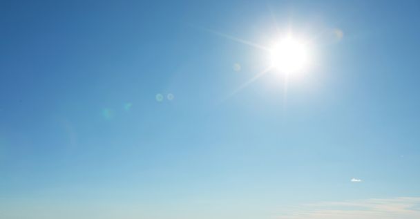 Cielo pacífico con sol
 - Foto, imagen