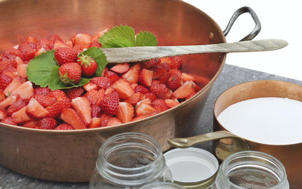 Zubereitung von Erdbeermarmelade - Foto, Bild