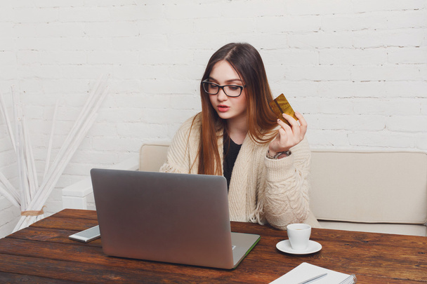 Молода жінка в окулярах онлайн покупки вдома
 - Фото, зображення