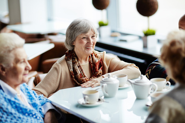  Senioren unterhalten sich beim Tee - Foto, Bild
