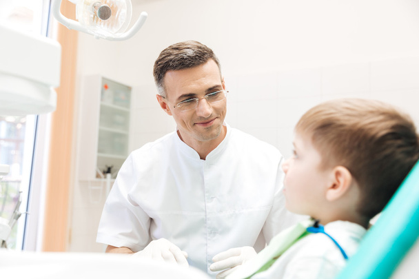 Dentist examining teeth of little boy - 写真・画像
