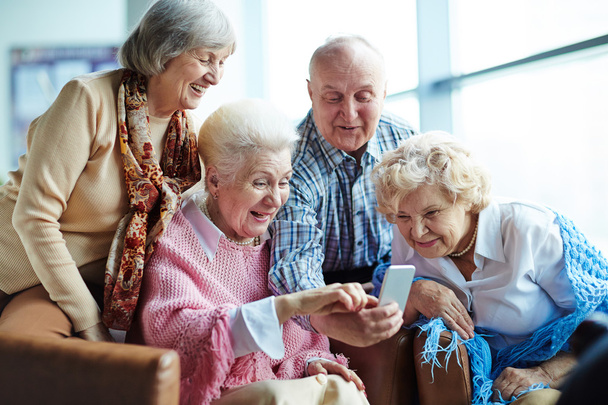 personnes âgées amicales avec smartphone
 - Photo, image