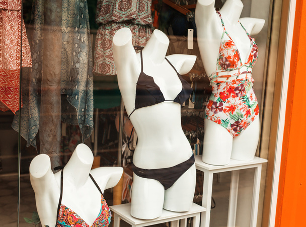 Frauen Badeanzüge auf Schaufensterpuppen zum Verkauf in einem Geschäft am Meer - Foto, Bild