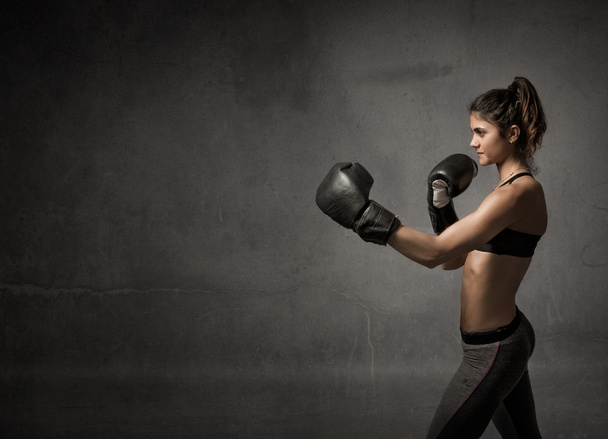 Kobieta bokser gotowy fot ataku - Zdjęcie, obraz