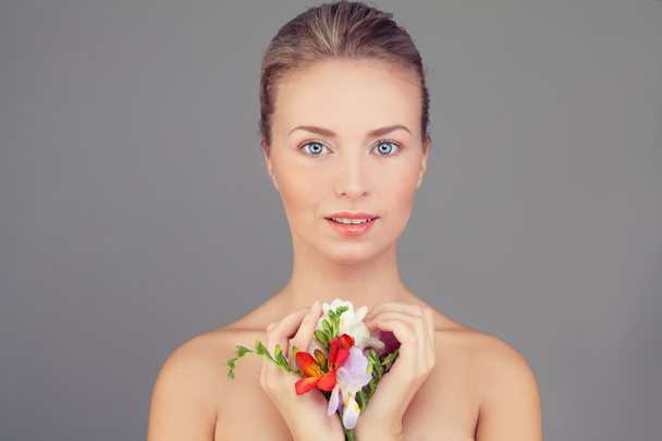 Γυναίκα σπα. Υγιή γυναίκα με λουλούδια και το σαφές δέρμα. Skincare C - Φωτογραφία, εικόνα