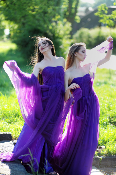 Mujer en vestidos violeta
 - Foto, Imagen