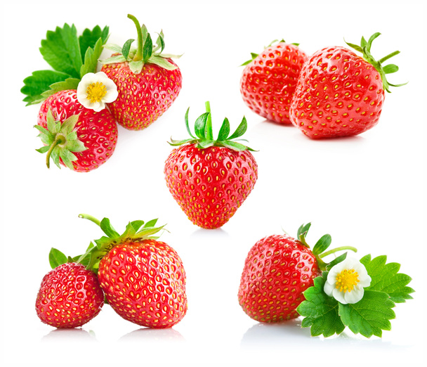 zestaw truskawki jagody z zielonych liści i kwiatów - Zdjęcie, obraz