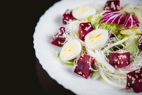 Buriak salad, greens and perepelin?h eggs, sesame - Foto, Imagem