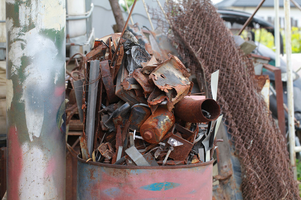 chatarra oxidada barril de hierro
 - Foto, Imagen