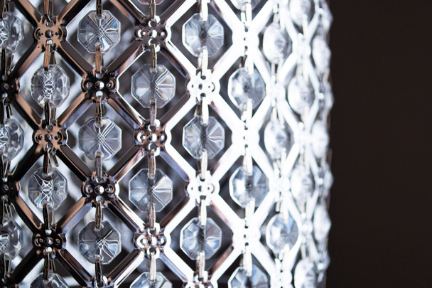 kristal strass lamba siyah arkaplan üzerinde beyaz lüks iç tasarım - Fotoğraf, Görsel