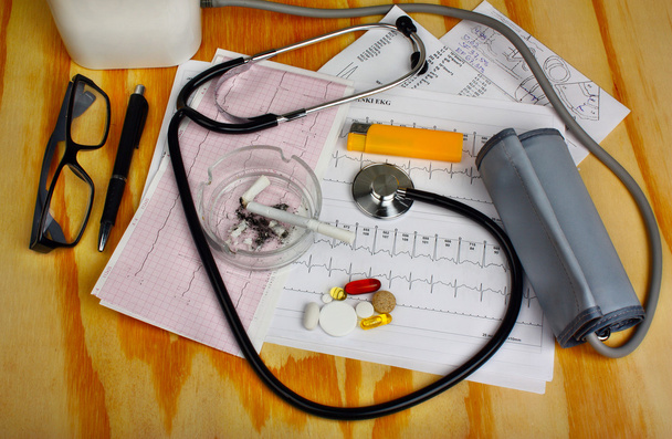 Cigaretta hamutartó és sztetoszkóp, vérnyomásmérő, tabletták - Fotó, kép