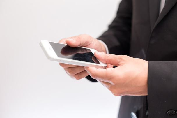 Geschäftsmann zeigt Handy im schwarz gekleideten Anzug auf weiß  - Foto, Bild