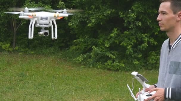 Людина керує quadrocopters
 - Кадри, відео