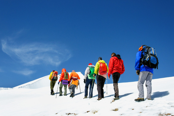Bergsteigergruppe steigt vom Gipfel des Vulkans Erciyes hinab. - Foto, Bild